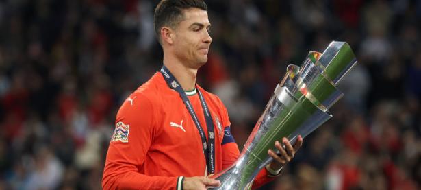 KY体育-包含C罗回归赛场，精彩发挥首场状态亮眼，湖人观众沸腾！的词条