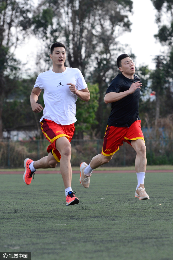 冲刺阶段体能课后;深圳男篮造点机会备战荷甲;信心回归;团队化学反应显著 冲刺阶段体能课后;深圳男篮造点机会备战荷甲;信心回归;团队化学反应显著